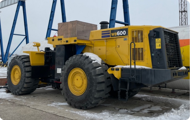 Перевозка колёсного бульдозера и части кузова самосвала Komatsu